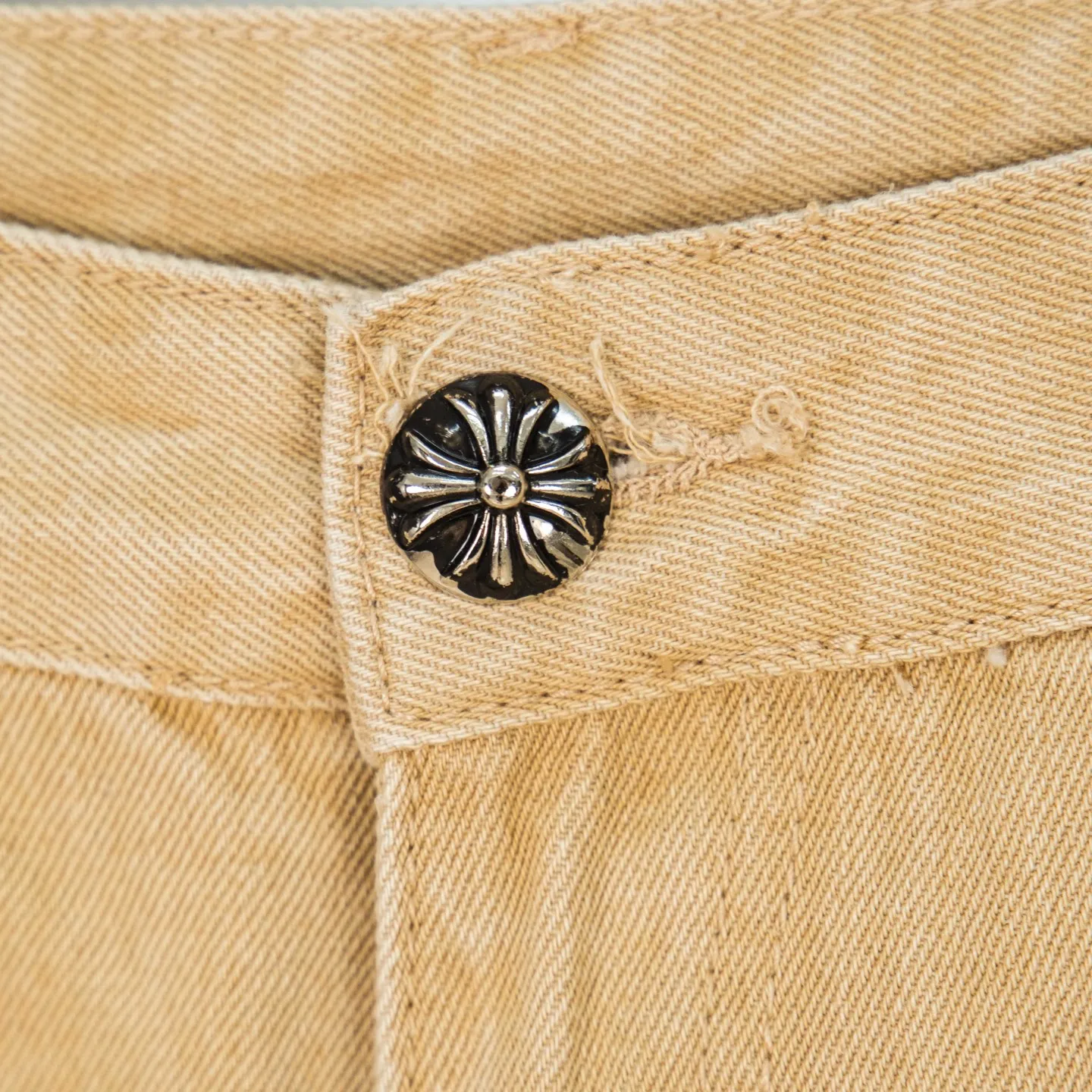 P280 Chrome Hearts khaki orange leopard print star couple jeans are a hot trend this season and are sought after by countless celebrities and fashionistas. The neat details of the cutting process add color to the playful fashion! The neat and meticulous design, and the well-fitting structure is unique. The upper body not only has outstanding recognition, but also looks younger and younger. A style with the ultimate wearing meaning and performance, gorgeous color matching, and the craftsmanship of this style is also extremely extraordinary. After the finished product is washed, it is disassembled and hand-made with sheepskin cross leather and then spliced ​​together to complete. The whole piece has too many craftsmanship to describe. It is decorated with patchwork cross flowers and high-waisted washed jeans! ! Absolutely high-end luxury product, a god-level single product, a super popular product, made with top heavy industry, a must-see magic weapon that can't be missed. Style number: 1828# Size: 30 32 34 36 Color: Khaki